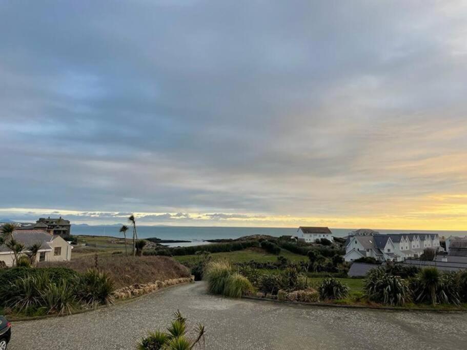 Lagoon View - Sea View- Pet Friendly - 2 Bed Apt - En-Suite Trearddur Dış mekan fotoğraf